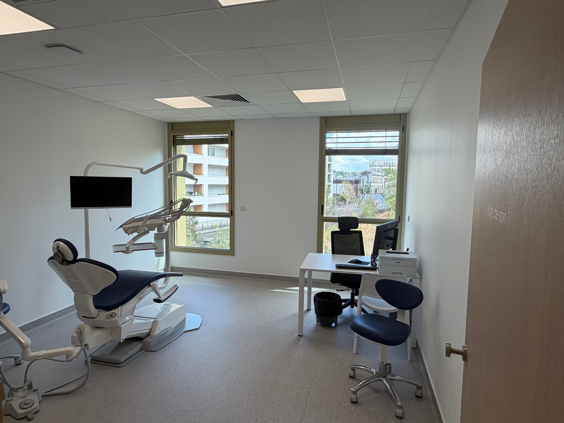 Salle de soin avec fauteuil dentaire bleu marine
